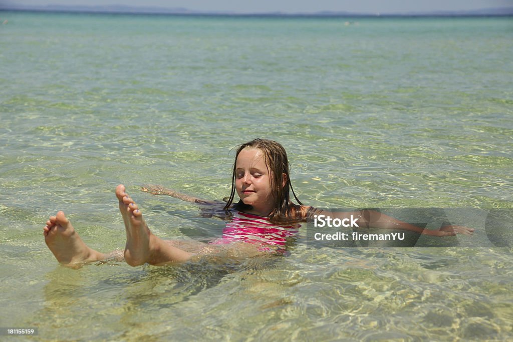 Ragazza divertirsi in mare - Foto stock royalty-free di 8-9 anni