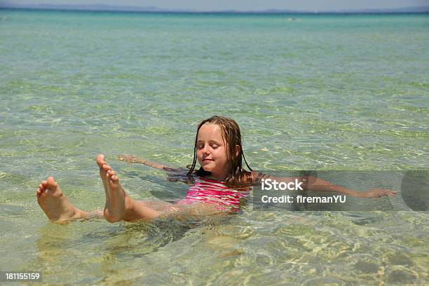 Ragazza Divertirsi In Mare - Fotografie stock e altre immagini di 8-9 anni - 8-9 anni, Mare, Nuoto