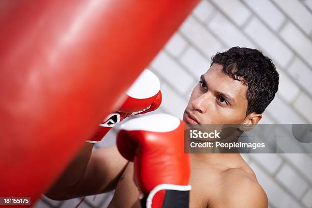 Troquelado Duro De Foto de stock y más banco de imágenes de Adulto - Adulto, Adulto joven, Artes marciales