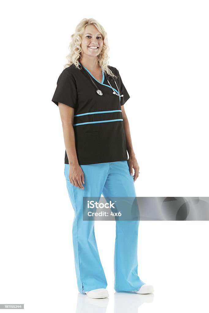 Sonriente enfermera posando en blanco - Foto de stock de 20 a 29 años libre de derechos