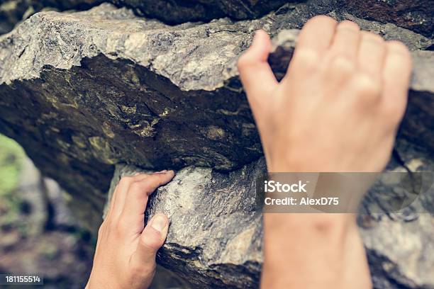 Ręce Powiesić Na Boulder - zdjęcia stockowe i więcej obrazów Alpinizm - Alpinizm, Bouldering, Czynność