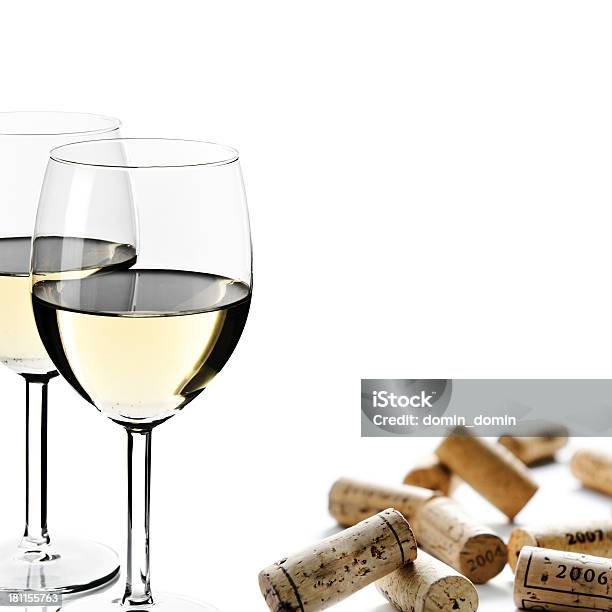 Dos Vasos De Vino Blanco Con Grupo De Dispersada Corks Aislado Foto de stock y más banco de imágenes de 2010-2019