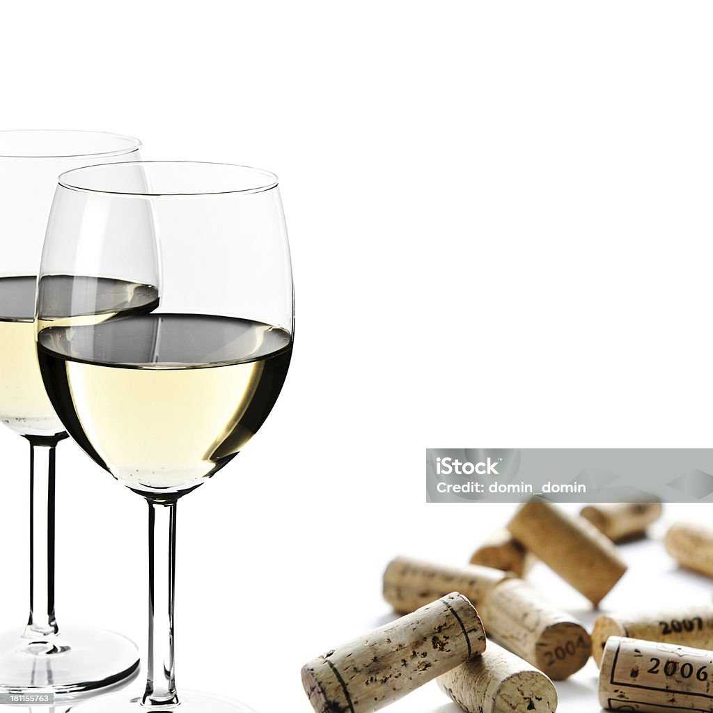 Два Белое вино очки с группой разбросанные пробки, уединенный - Стоковые фото 2010-2019 роялти-фри