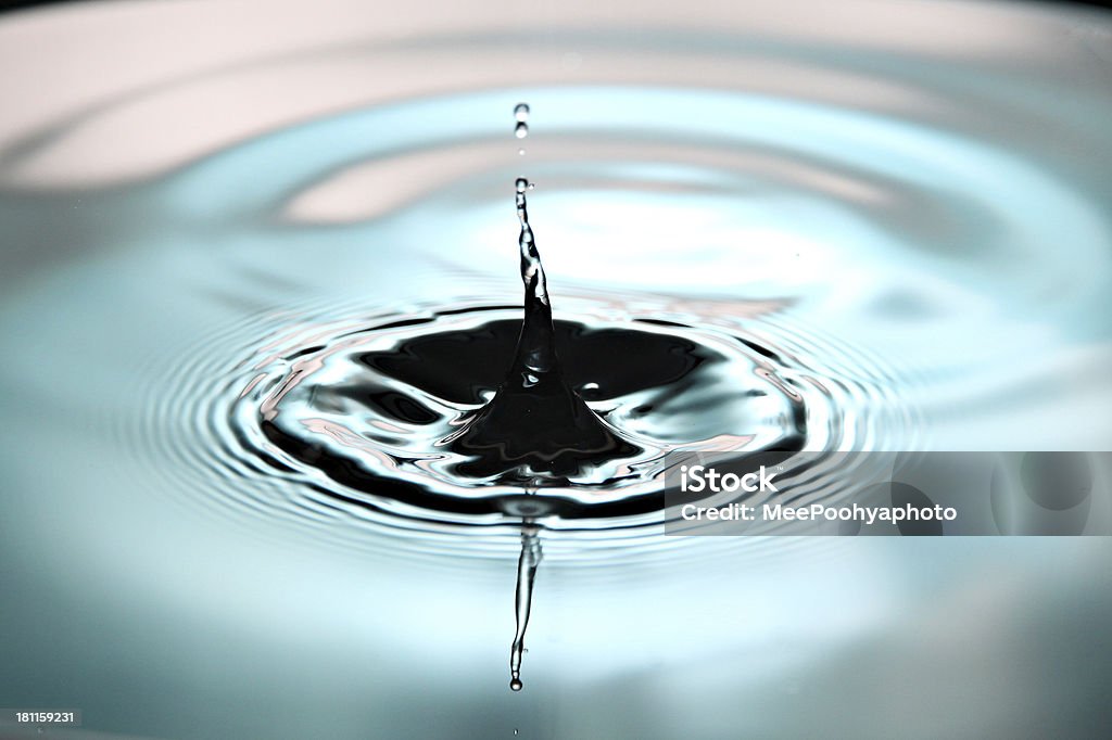 Aufnahmen von Wassertropfen eine schöne Form auf blauem Hintergrund. - Lizenzfrei Bildhintergrund Stock-Foto