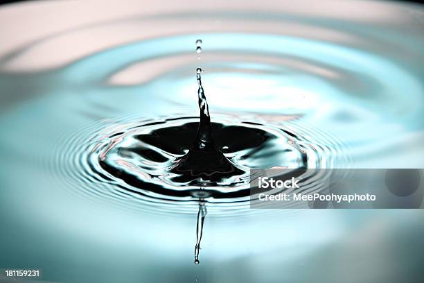 Aufnahmen Von Wassertropfen Eine Schöne Form Auf Blauem Hintergrund Stockfoto und mehr Bilder von Bildhintergrund