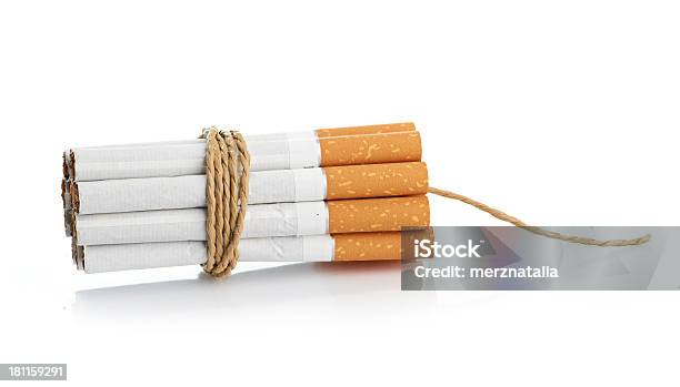 Photo libre de droit de Cigarettes Noué En Corde Et Wick Isolé Sur Blanc banque d'images et plus d'images libres de droit de Antihygiénique - Antihygiénique, Bougie, Cigarette