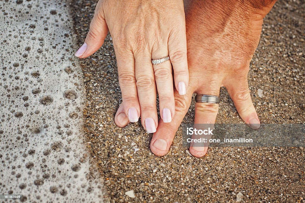 Segurando as mãos - Foto de stock de Noivado royalty-free