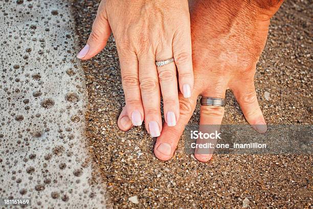 Foto de Segurando As Mãos e mais fotos de stock de Noivado - Noivado, Praia, Primeiro plano