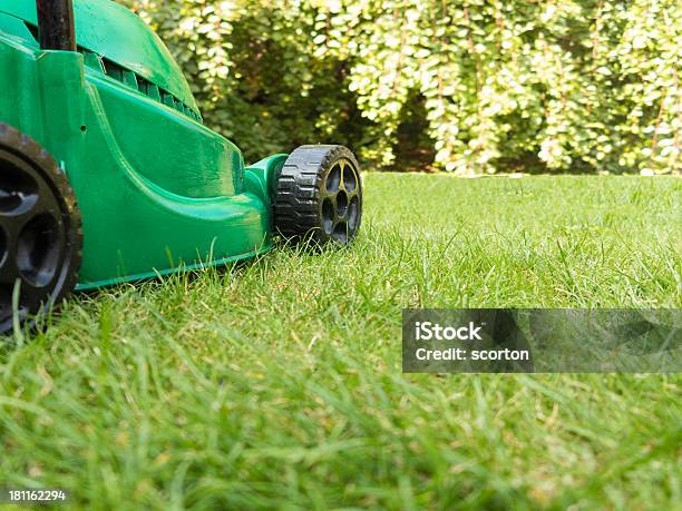 Photo libre de droit de Vert Awnmower Sur De Lherbe banque d'images et plus d'images libres de droit de Tondeuse à gazon manuelle - Tondeuse à gazon manuelle, Brin d'herbe, Couleur verte