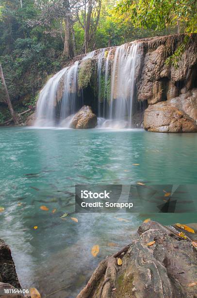 Erawan Водопад В Канчанабури Таиланд — стоковые фотографии и другие картинки Вертикальный - Вертикальный, Весна, Влажный тропический лес