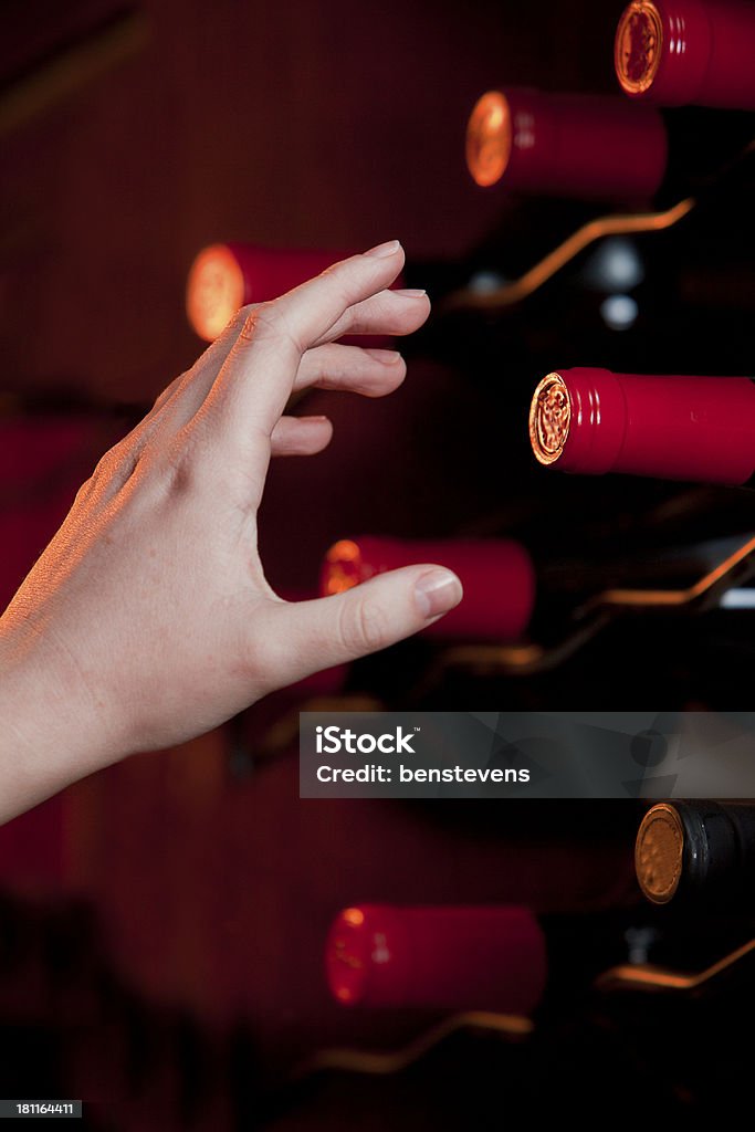 ワインをセラー - ワインラックのロイヤリティフリーストックフォト