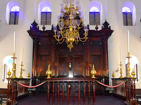 Punda, Willemstad, Curaçao: Holy Ark (Hekhál / Aron qodesh) and chandelier - Mikve Israel-Emanuel Synagogue (The Hope of Israel-Emanuel Synagogue), the oldest synagogue still in use in the American continent. The Jewish community of Mikvé Israël dates back to the 1650s, and consisted of Portuguese and Spanish Jews who emigrated to Curaçao from the Netherlands and Brazil. The first synagogue building was purchased in 1674. The current building dates from 1730.