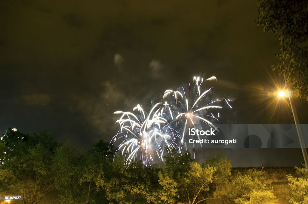 Bianco di fuoco d'artificio - Foto stock royalty-free di Accendere (col fuoco)