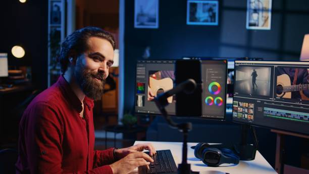 istock Photo editor presenting photography internet guide to audience 1811698896