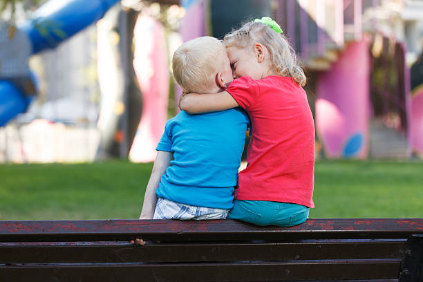 реальное друзьями - children only child huddle sun стоковые фото и изображения