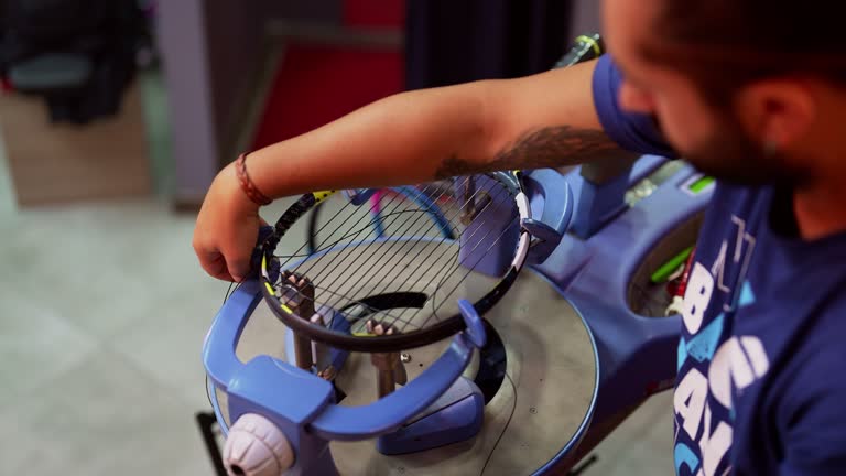 Tennis racquet stringing on machine