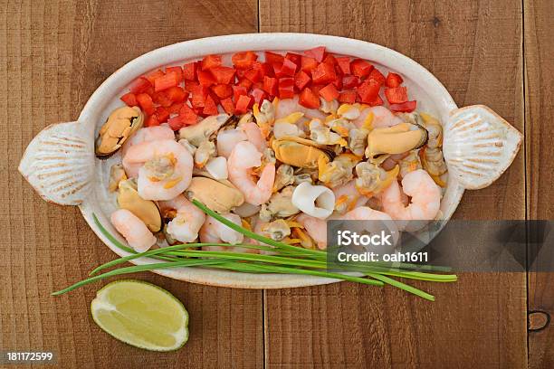 Frutti Di Mare Su Piastra In Ceramica - Fotografie stock e altre immagini di Alimentazione sana - Alimentazione sana, Antipasto, Bianco