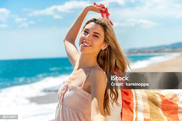 Foto de Linda Menina Com Lenço Na Praia e mais fotos de stock de Bandana - Acessório - Bandana - Acessório, Bandana - Acessório Para Pescoço, Beleza