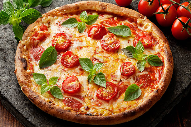 pizza - vegetarian pizza fotografías e imágenes de stock