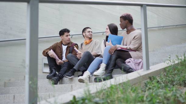 unione culturale nel campus: studenti multiculturali che condividono argomenti - 4 of a kind foto e immagini stock
