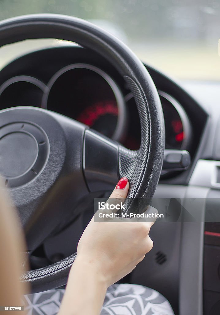 driver femmina mani sul volante. - Foto stock royalty-free di Adulto