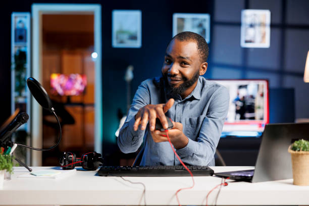 istock Media star reviews wired mouse 1811787674