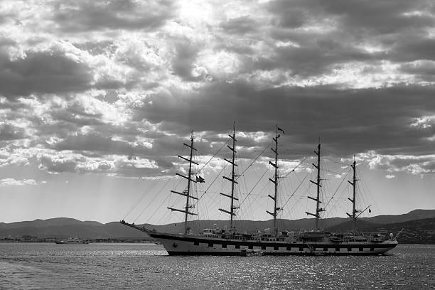 nave nelle acque della costa azzurra - moored passenger ship rope lake foto e immagini stock