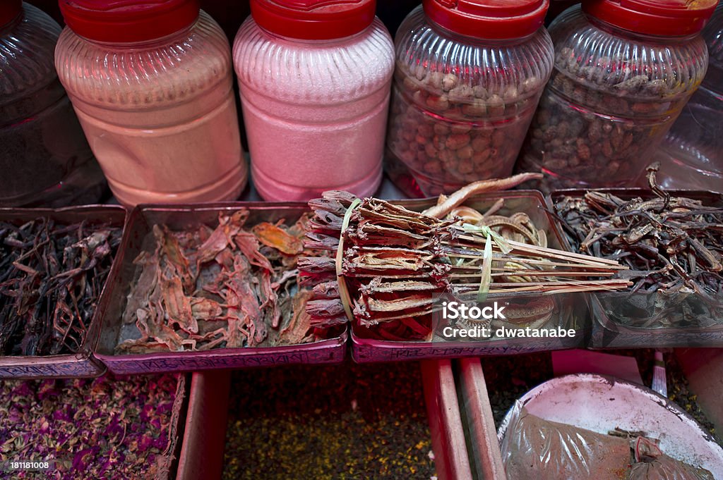 Ingredienti per la medicina tradizionale al Bazar di Kashgar - Foto stock royalty-free di Alimenti secchi