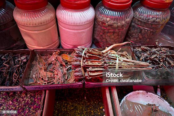 Ingredienti Per La Medicina Tradizionale Al Bazar Di Kashgar - Fotografie stock e altre immagini di Alimenti secchi