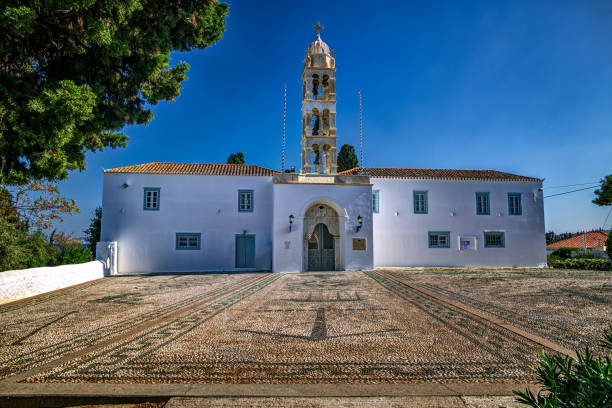 그리스 spetses 섬의 멋진 모자이크 앞마당이있는 agios nikolaos 교회 - door greek culture doorway church 뉴스 사진 이미지