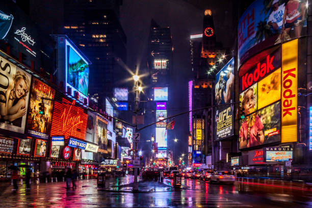times square manhattan à noite e durante a chuva - times square billboard street night - fotografias e filmes do acervo