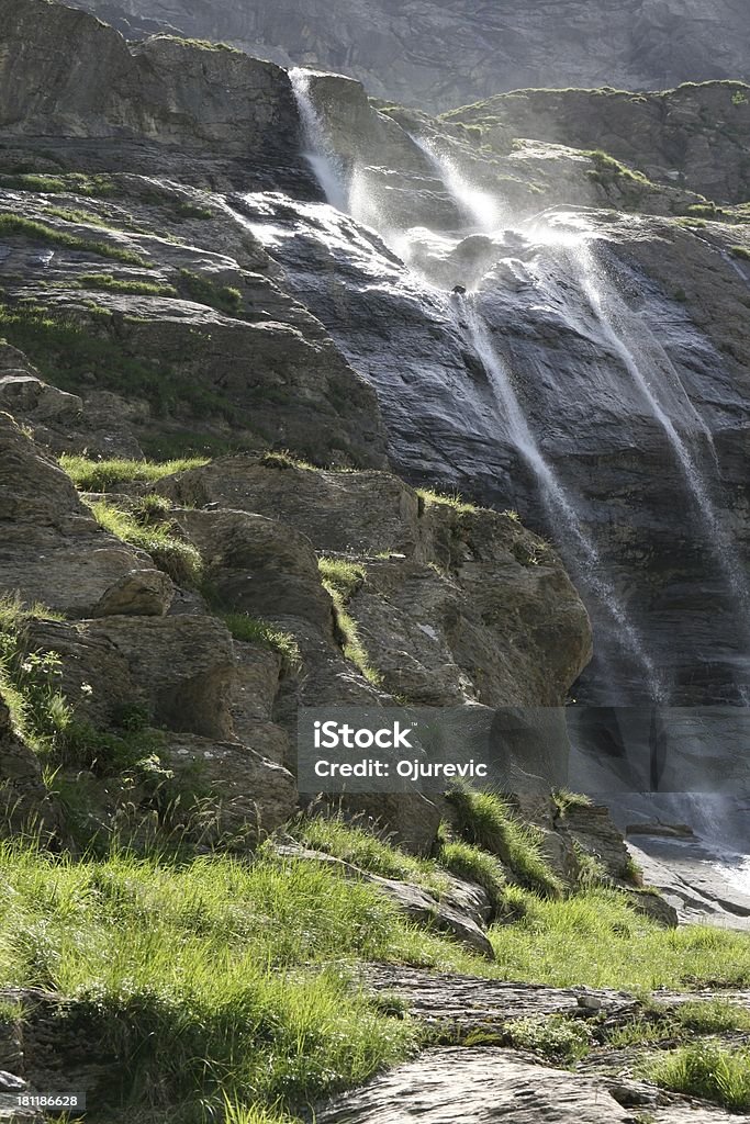 Chute d'eau dans Les Diablerets, Alpes suisses - Photo de Alpes européennes libre de droits