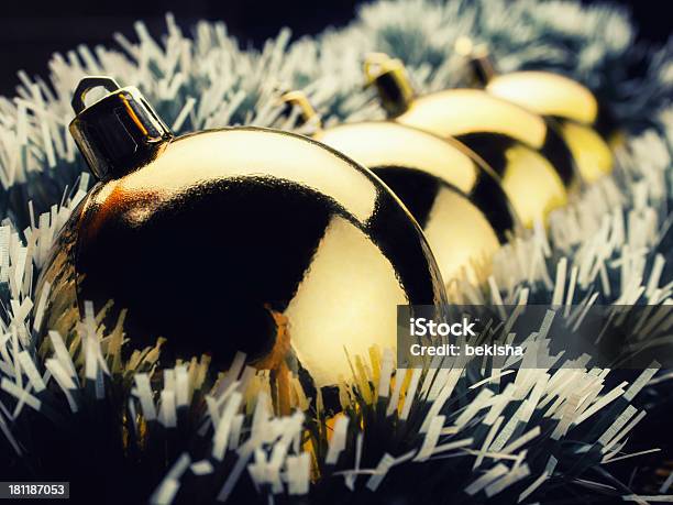 Złoty Boże Narodzenie Kulki Rozmieszczone - zdjęcia stockowe i więcej obrazów Bez ludzi - Bez ludzi, Bombka, Boże Narodzenie