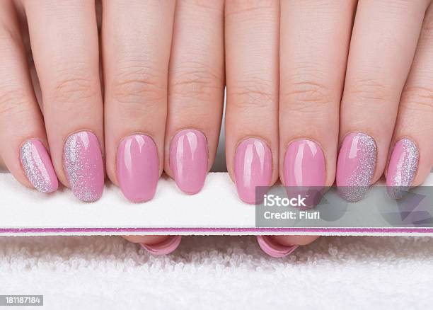 Foto de De Manicure e mais fotos de stock de Rosa - Cor - Rosa - Cor, Unha, Salão de Manicure