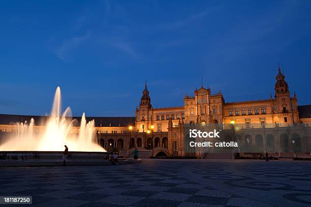 Foto de Fonte Da Plaza De Espana Em Sevilha À Noite e mais fotos de stock de Amarelo - Amarelo, Andaluzia, Arquitetura