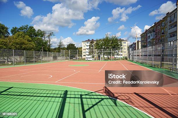 Aquí Las Personas Adoptan Deporte Foto de stock y más banco de imágenes de Azul - Azul, Baloncesto, Casa