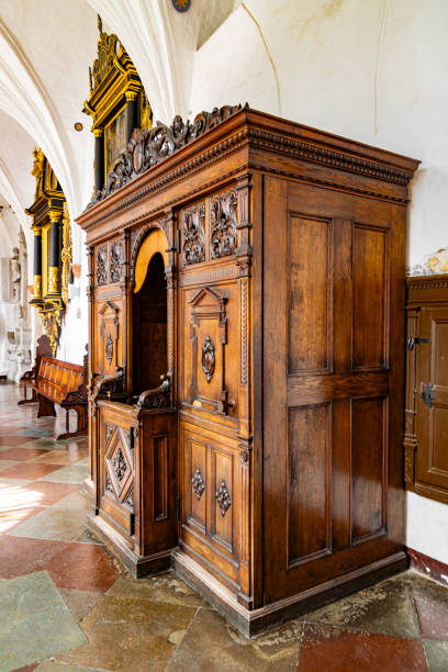 ancien confessionnal en bois dans l’ancienne église catholique - confession booth church forgiveness wood photos et images de collection