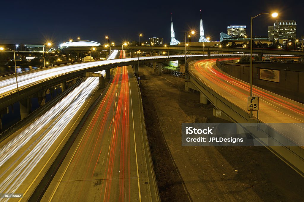 Портленд Орегон город Freeway легкие трассы в ночь - Стоковые фото Автострада роялти-фри