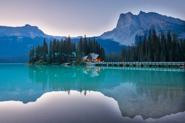 lever de soleil au lac emerald, parc national yoho, colombie-britannique, canada - british columbia canada lake emerald lake photos et images de collection