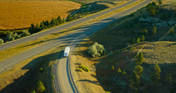 toma aérea de un camión en la interestatal 94 en montana - highway 94 fotografías e imágenes de stock