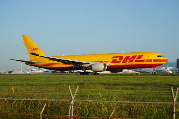 dhl boeing 767 freighter cargo plane - dhl airplane freight transportation boeing imagens e fotografias de stock