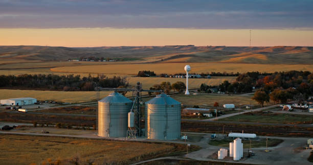 vista ad alto angolo della fabbrica di grano a brule, nebraska - brule foto e immagini stock