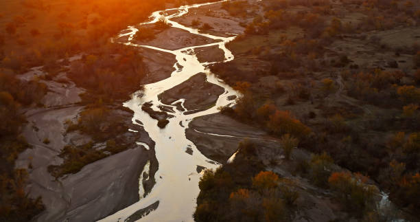аэрофотоснимок реки саут-платт в брюле на закате - brule стоковые фото и изображения