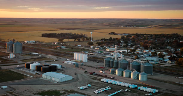 vista de alto ângulo da fábrica de grãos em brule, nebraska ao pôr do sol - brule - fotografias e filmes do acervo