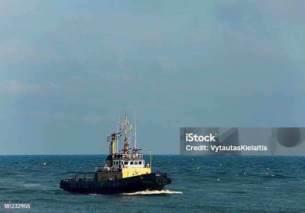 タグボート海で - タグボートのストックフォトや画像を多数ご用意 - タグボート, 交通輸送, 写真