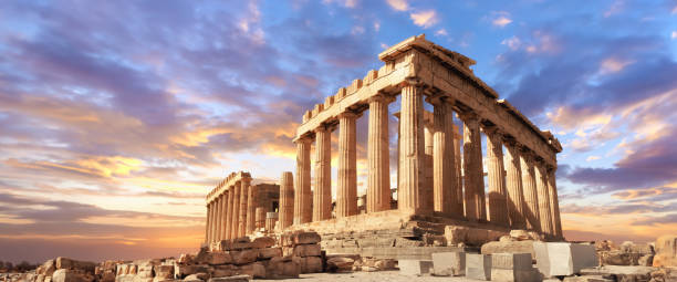 partenone sull'acropoli di atene, grecia su un tramonto - greece acropolis parthenon athens greece foto e immagini stock
