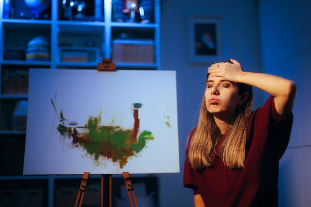 Femme peintre malheureuse essayant de faire de l’art abstrait à la maison - Photo