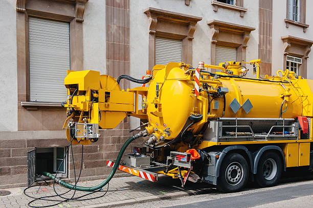 sewerage lkw auf der straße - trapped stock-fotos und bilder