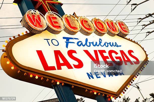 Herzlich Willkommen Im Las Vegas Sign Stockfoto und mehr Bilder von Abenddämmerung - Abenddämmerung, Fotografie, Hell - Leuchtkraft