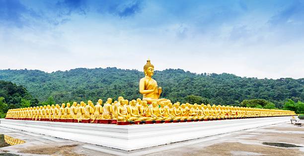 estátua do buda em magha puja park - praye - fotografias e filmes do acervo